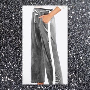 JUST IN🆕 New Velvet Cropped Jogger Pants OS